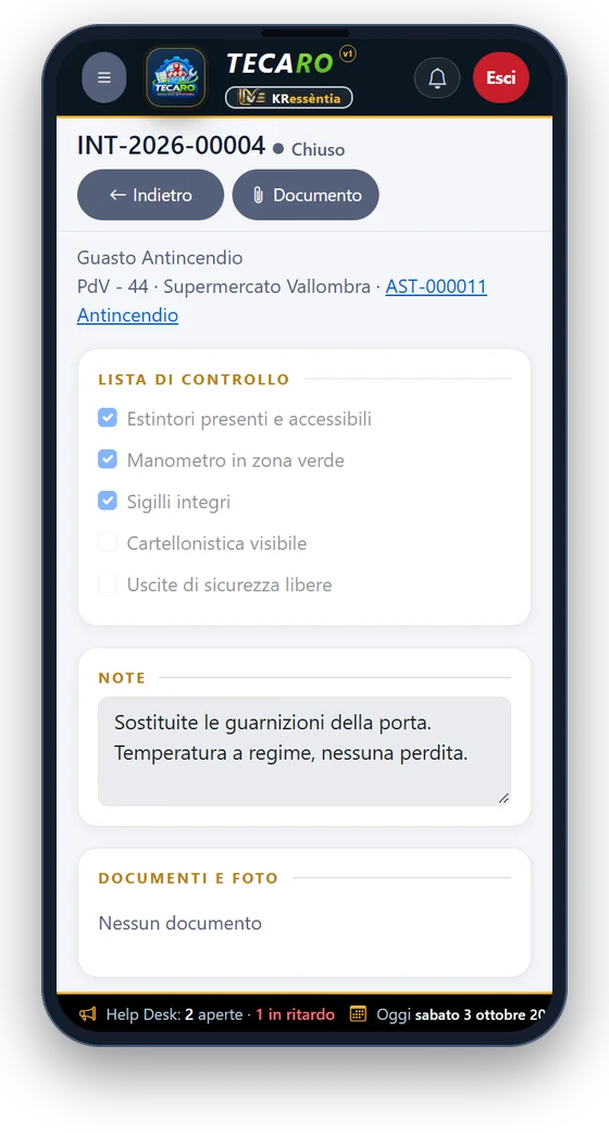 Telefono del tecnico: la lista di controllo spuntata, le note e le foto dell'intervento